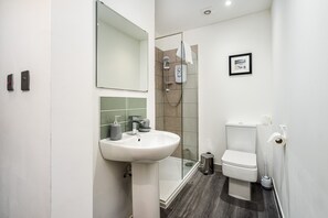 Douche, sèche-cheveux, serviettes fournies, savon