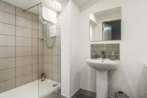 Shower, hair dryer, towels, soap - Renfrew Residence: Central Glasgow 4-Bed Flat (Glasgow)