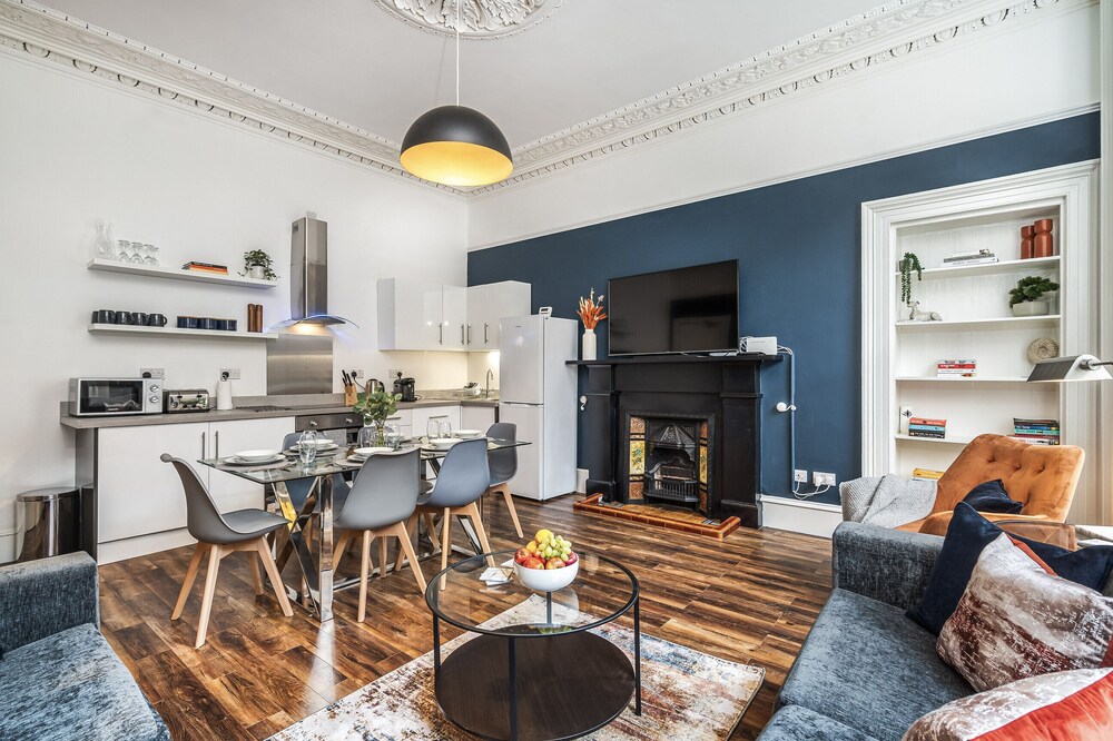 Modern 4 bedroom, City Centre Maisonette