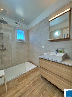 Bathtub, hair dryer, bidet, towels - Villa CASAMELO - Private swimming pool - 4 bedrooms - charming villa (LECCI)