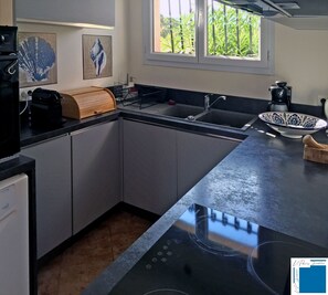 Kjøleskap, mikrobølgeovn, ovn og kokeplater