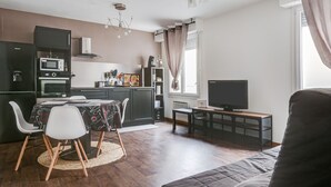 A modern apartment with a kitchen, dining area, and living space. - L'Amarillo - Apt 1 chambre vielle ville (Nancy)