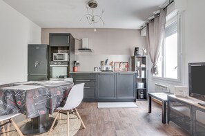 Kühlschrank, Mikrowelle, Ofen, Geschirrspüler