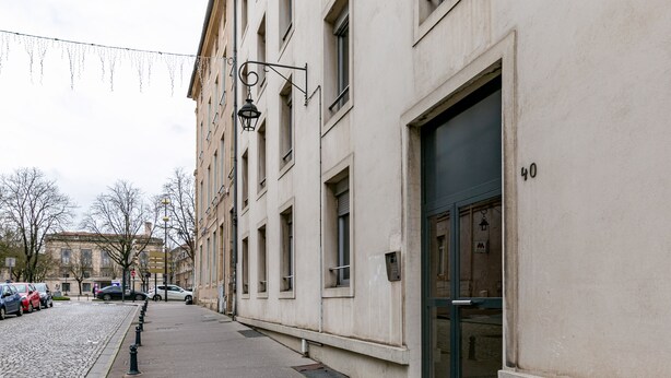 A street view with a building featuring a large glass door and a number '40' on the wall. - L'Amarillo - Apt 1 chambre vielle ville (Nancy)