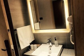 A bathroom with a sink, mirror, and towel rack. - JI Hotel (Wuhan Hankou Railway Station Tangjiadun) (Wuhan)
