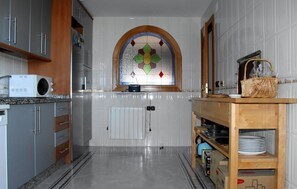 Kylskåp, mikrovågsugn, diskmaskin och brödrost