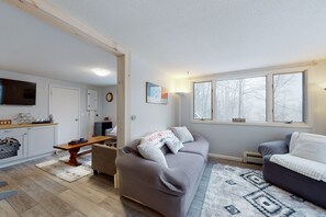 Televisio, takka, pöytäjalkapallopöytä, kirjoja