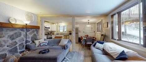 Tv, eldstad, bordsfotboll och böcker