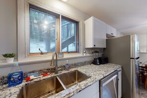 Jääkaappi, mikroaaltouuni, uuni, liesi