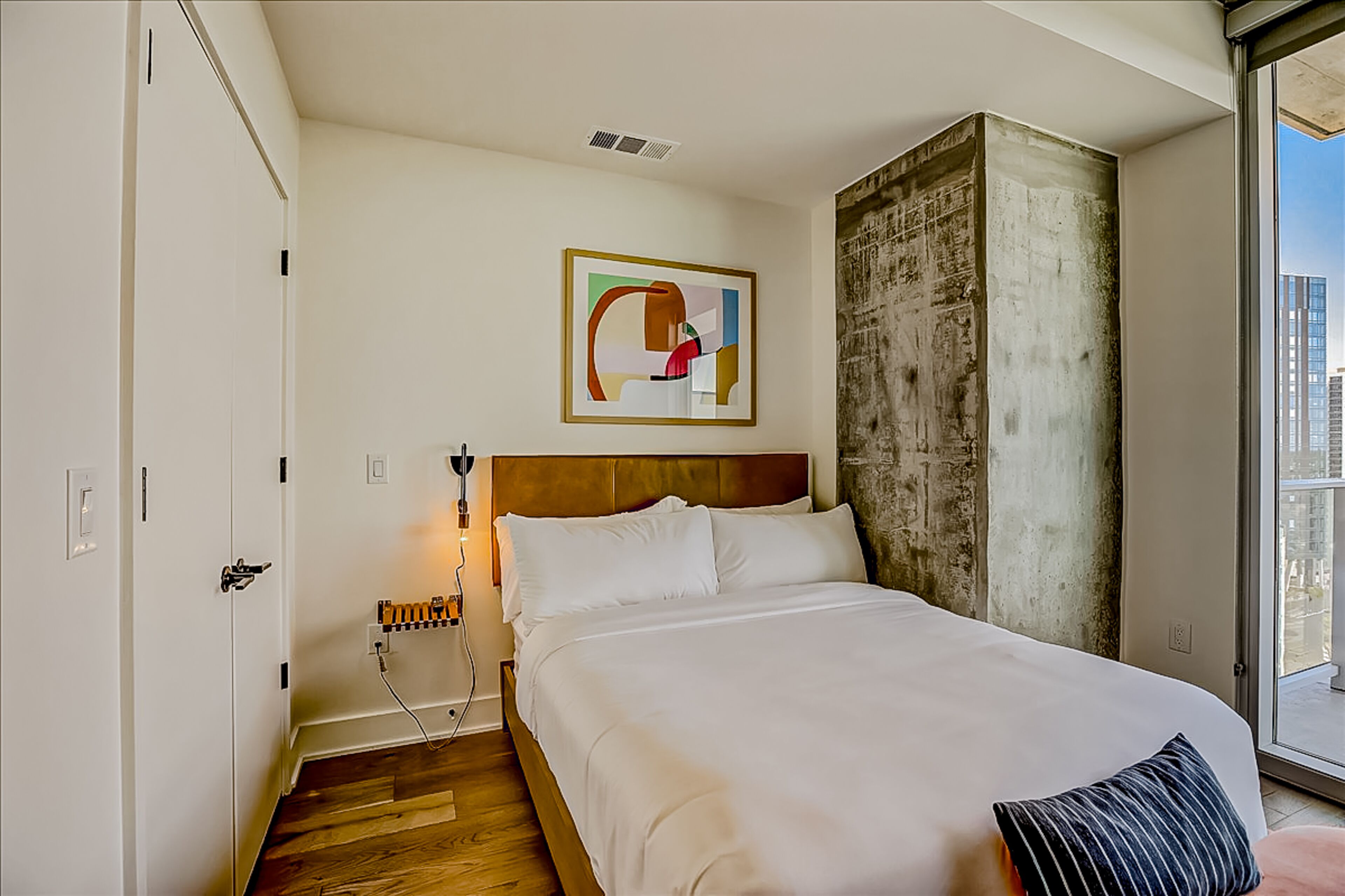 Brand-new Rainey St. studio - lake & skyline-view balcony, pool & gym - dogs OK