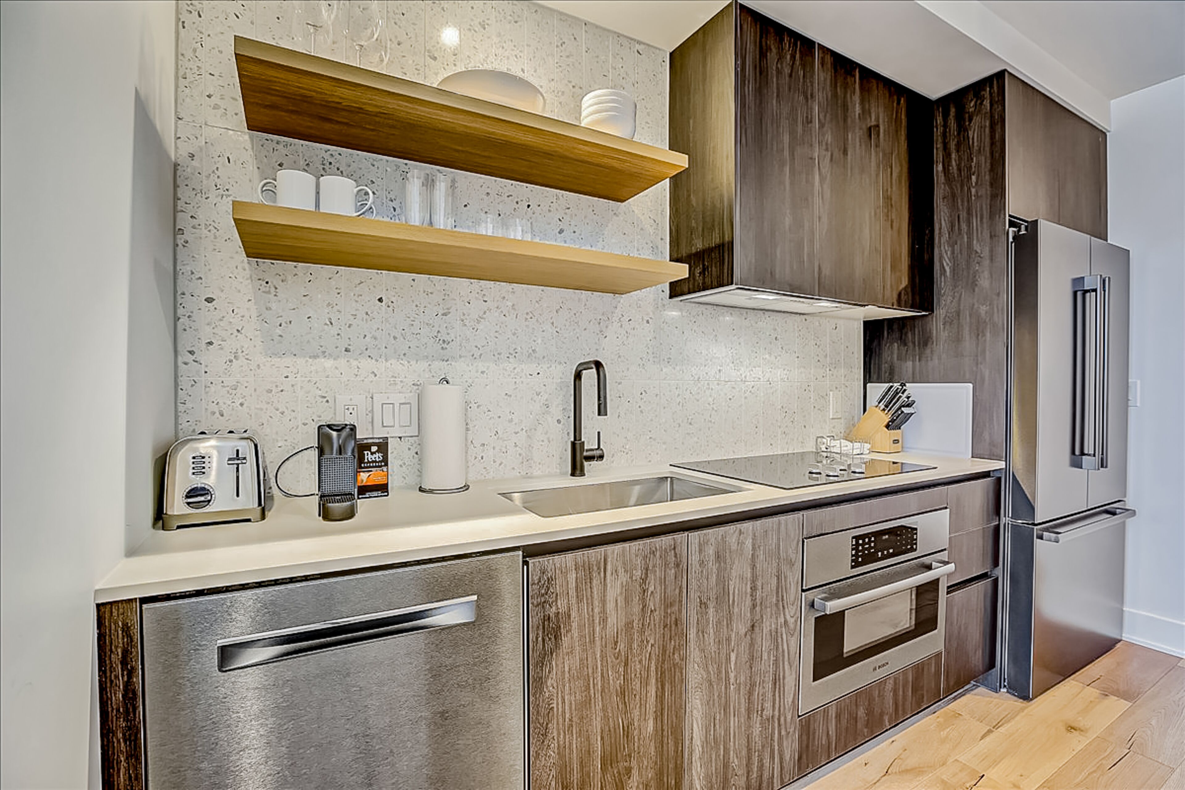 Brand-new Rainey St. studio - lake & skyline-view balcony, pool & gym - dogs OK