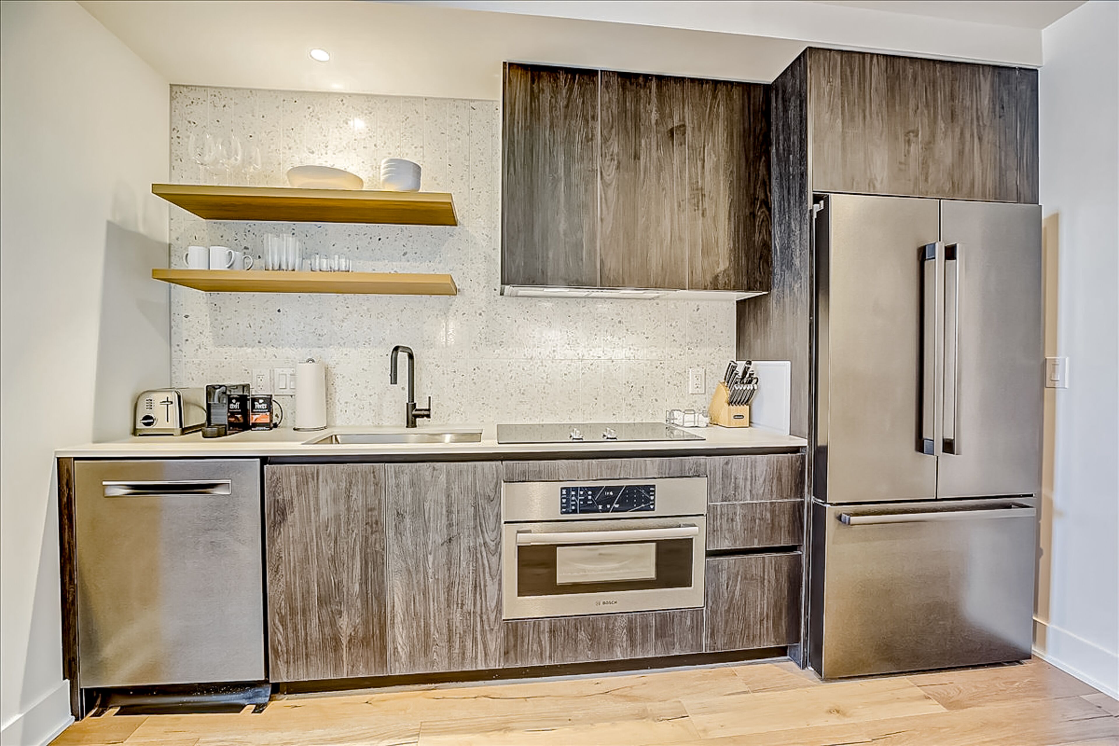 Brand-new Rainey St. studio - lake & skyline-view balcony, pool & gym - dogs OK