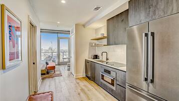 KylskÄp, mikrovÄgsugn, ugn och spishÀll