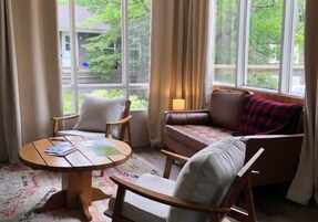 Cabaña estándar | Zona de estar | Smart TV de 40 pulgadas con canales digitales, una televisión