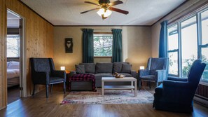 Family Cabin | Individually furnished, bed sheets - Sunnylea Resort (Georgian Bay)