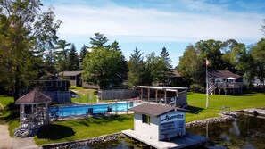 Una piscina al aire libre de temporada