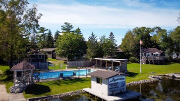 Una piscina al aire libre de temporada