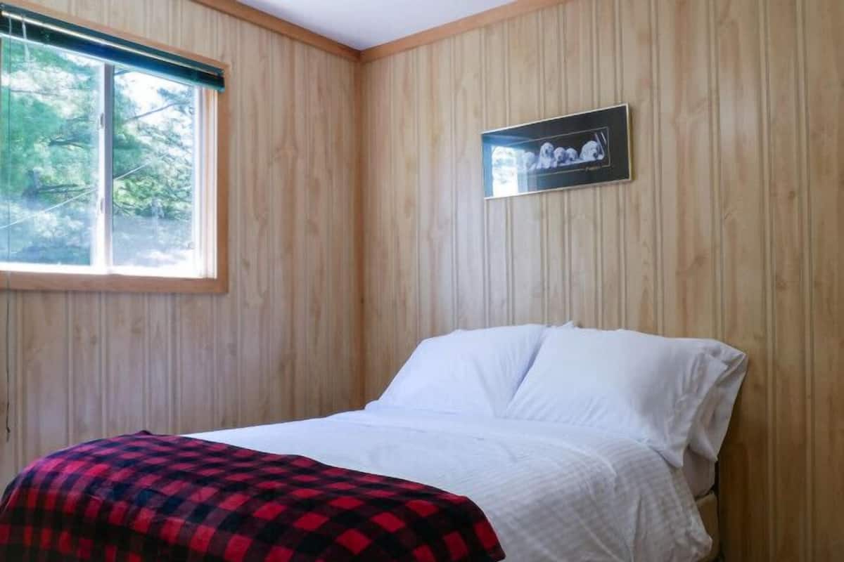 Deluxe Cabin | 2 bedrooms, individually furnished, bed sheets