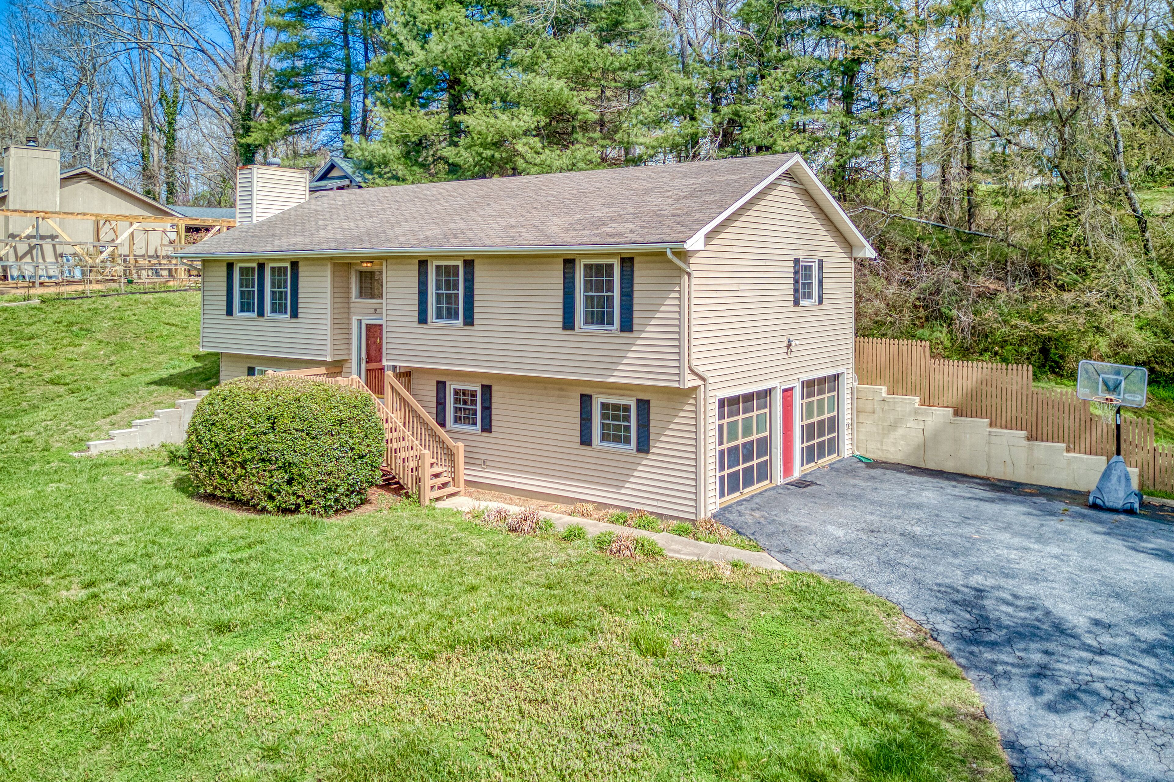 Dog-friendly home with big deck with firepit  & game room - 9 min to downtown