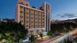 A multi-story hotel with a modern design, featuring a prominent vertical section on the right side. - Zhaoqing Jinyuan Hotel (Zhaoqing)