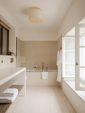 Deluxe Suite | バスルーム | バスアメニティ (無料)、ヘアドライヤー、バスローブ、スリッパ