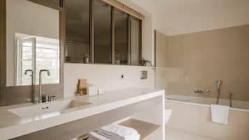 Deluxe Suite | Bathroom