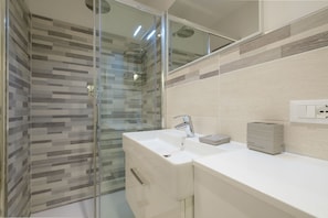 Apartamento clássico | Banheiro | Secador de cabelo, toalhas de banho, sabonete, papel higiênico