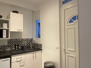 Réfrigérateur, micro-ondes, plaque de cuisson, cafetière/bouilloire