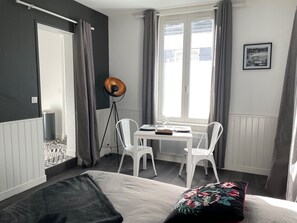 1 chambre, fer et planche à repasser, lit parapluie, Wi-Fi gratuit
