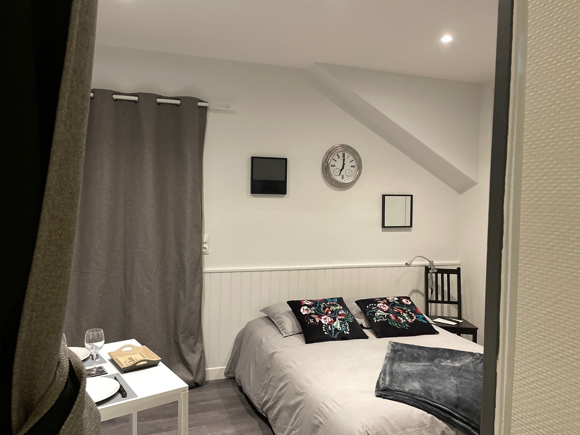 1 habitación, tabla de planchar con plancha y cuna de viaje 