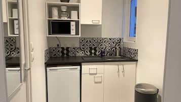 Réfrigérateur, micro-ondes, plaque de cuisson, cafetière/bouilloire