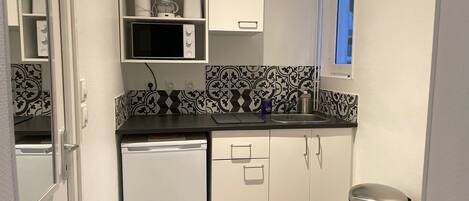 Fridge, microwave, stovetop, coffee/tea maker