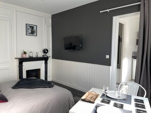 1 chambre, fer et planche à repasser, lit de bébé portatif