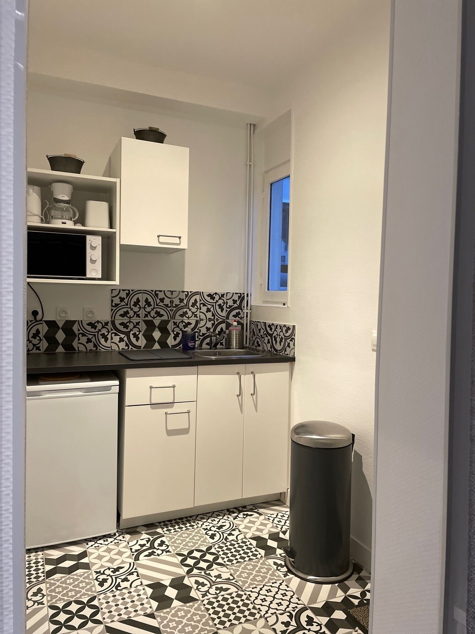 Kjøleskap, mikrobølgeovn, kokeplater og kaffetrakter/tekoker