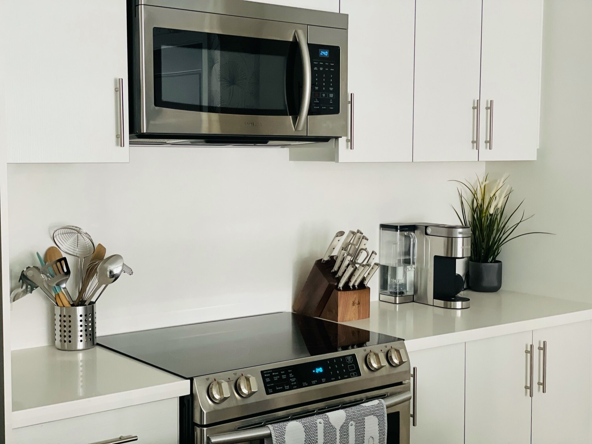 Friday Harbour AQUARIUS Building: Modern 2BR condo with outdoor pool