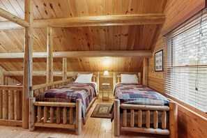 2 bedrooms, internet, bed sheets - Lakefront home with private dock, canoe & kayak, fast WiFi, and firepit - dog OK (Greenville)