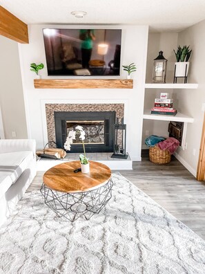 Smart TV, fireplace