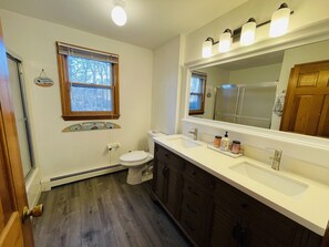 Combined shower/bathtub, hair dryer, bidet, towels
