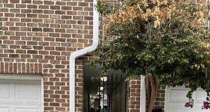 Carriage House With Modern Kitchen Downtown on Perry Lane