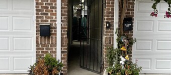 Carriage House With Modern Kitchen Downtown on Perry Lane
