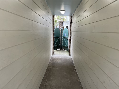 Carriage House With Modern Kitchen Downtown on Perry Lane