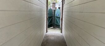 Carriage House With Modern Kitchen Downtown on Perry Lane
