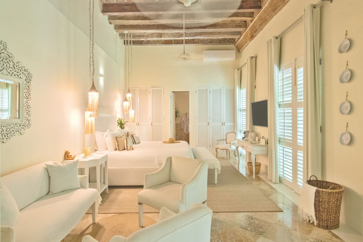 Habitación suite | Ropa de cama de alta calidad y edredones de plumas