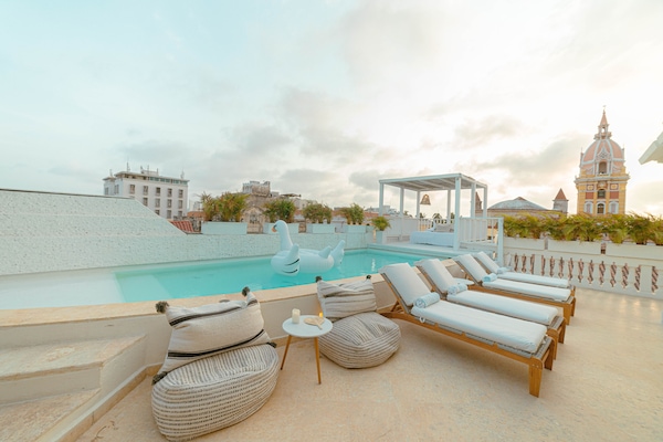 2 piscinas al aire libre, sillones reclinables de piscina