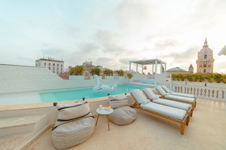 2 outdoor pools, sun loungers