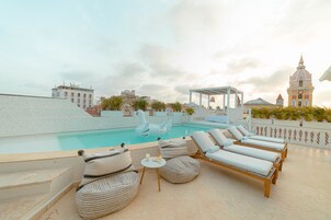 2 εξωτερικές πισίνες, ξαπλώστρες