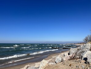 Une côte rocheuse où les vagues se brisent sur la plage.
