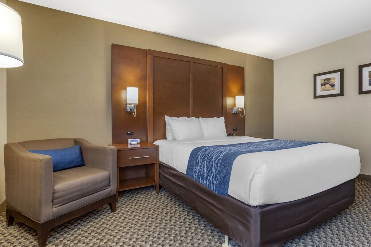4 Cheerful Cody Lodgings: Delicious Breakfast & Relaxing Pool Area - Parking