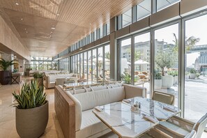 Food court - HiGuests - The Palm Tower (Dubai)