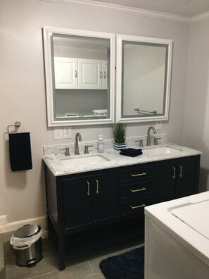 Combined shower/bathtub, hair dryer, towels, soap